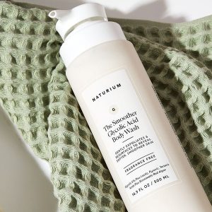 naturium-the-smoother-glycolic-acid-exfoliating-body-wash-500ml-ghsol-aljsm-almkshr-bhmd-aljlykolyk-alakthr-naaom-mn-natoryom-500-ml-550728